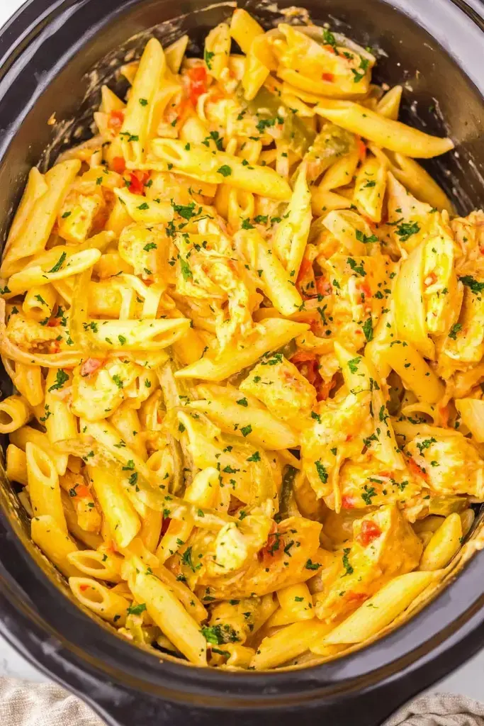 30 Crockpot Dinners That Make Busy Weeknights Easy 3 30 Crockpot Dinners, 3. Crockpot Chicken Fajita Pasta