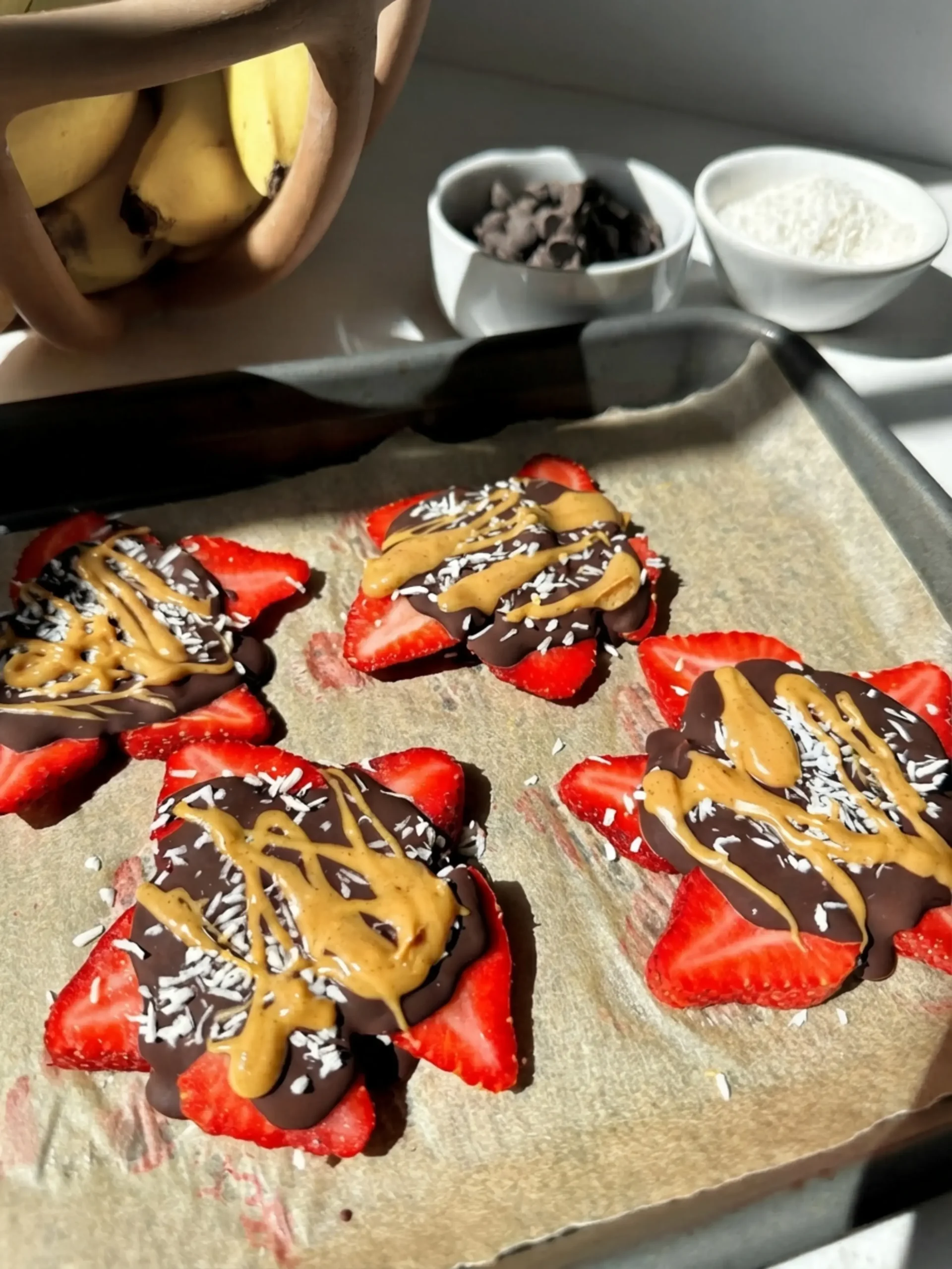 Healthy 4-Ingredient Strawberry Banana Bark, What ingredients are in strawberry banana bark