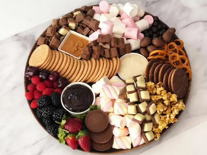 S'Mores Snack Board: A Fun and Easy Dessert Platter for Parties 2 S’Mores Snack Board, Styling your Board